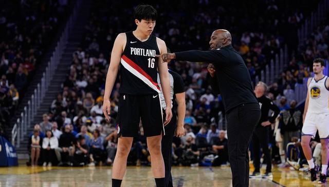 在防守端刚, 对手完全锁 在防守端刚, 对手完全锁